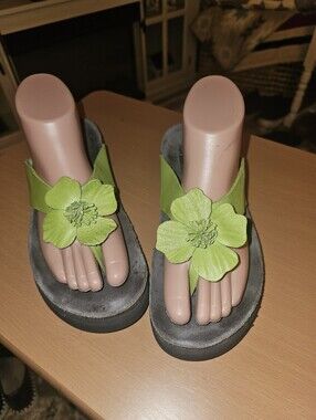MEPHISTO 'Helen Flower' Beautiful Lime Green Toe Sandals Size 9/39 Pre-owned